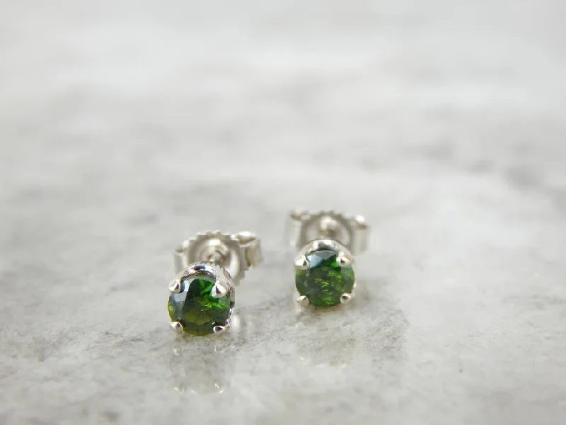 Ladies earrings love token earrings-White Gold and Green Garnet Simple Stud Earrings